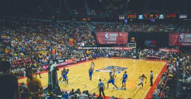 B体育-泳坛新星奋力摘银 全场欢呼声震天动地